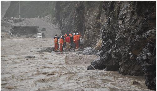 起重設備參與洪災救援 起重設備參與洪災救援